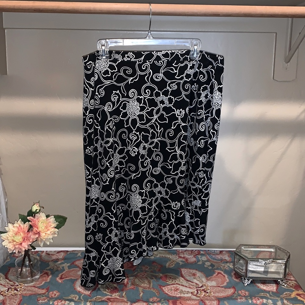 3/$30| 🌸 WHBM Asymmetrical Skirt